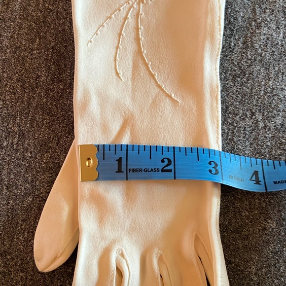 Vintage off-white gloves w/ embroidered detail - Picture 9 of 9